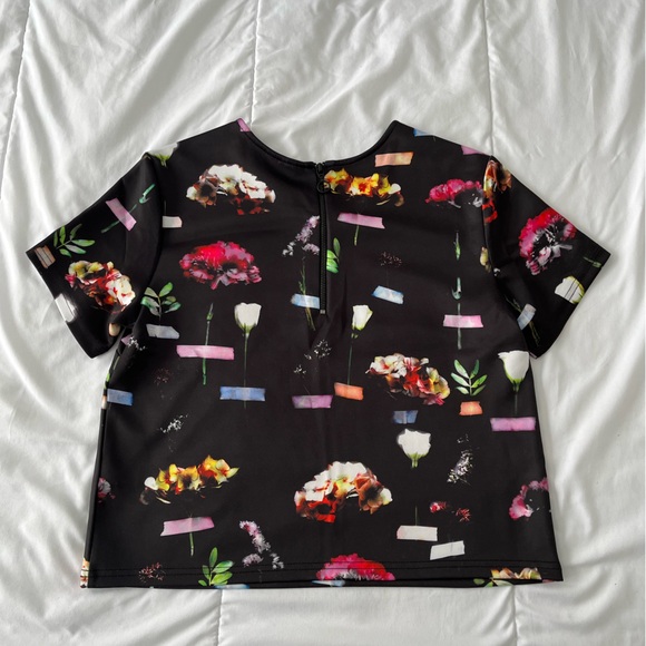 NWOT Flower Print Crop Top - Picture 2 of 2